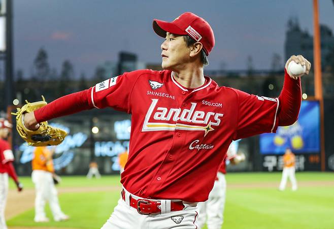 SSG 김광현이 26일 대전 한화생명 볼파크에서 열린 2025 KBO리그 정규시즌 한화전에 앞서 등판을 준비 중이다. 사진 | SSG 랜더스