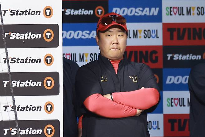 이범호 감독이 경기를 지켜보고 있다. 사진 | 연합뉴스