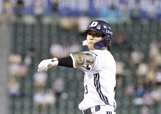 두산 이유찬이 27일 서울 잠실구장에서 열린 2025 KBO리그 LG전에서 1타점 적시타를 친 뒤 기뻐하고 있다. 사진 | 연합뉴스