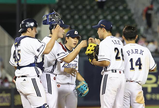 두산 선수들이 27일 서울 잠실구장에서 열린 2025 KBO리그 LG전에서 9-6으로 승리한 뒤 기뻐하고 있다. 사진 | 연합뉴스
