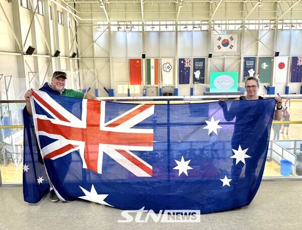 26일 제천시족구전용체육관에서 치러진 '제20회 아시아 롤러스케이팅 선수권대회' 링크하키 여자 시니어 호주와 중국과의 경기 종료 후 호주 팬 제롬이 포즈를 취하고 있다. /사진(제천)=강의택 기자