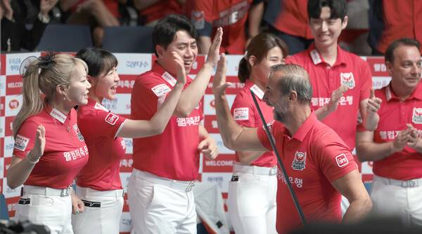 26일 경기도 고양시 고양 킨텍스 PBA 스타디움에서 열린 '웰컴저축은행 PBA 팀리그 2025-2026' 1라운드 5일차서 웰컴저축은행 선수들이 승리한 후 기뻐하고 있다. /사진=PBA