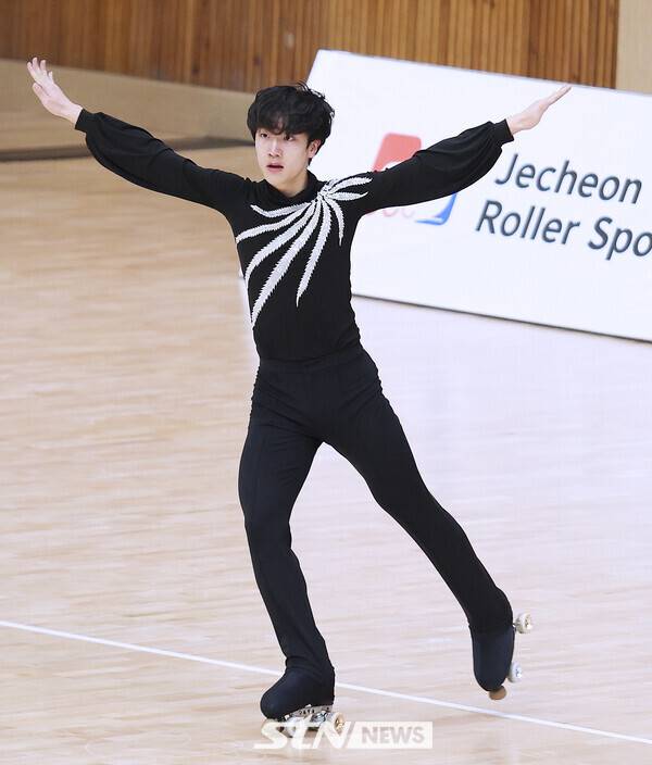 27일 제천체육관에서 치러진 '제20회 아시아 롤러스케이팅 선수권대회' 아티스틱 남자 시니어 프리 쇼트 프로그램에서 박정민(경기 아티하모)이 연기를 펼치고 있다. /사진(제천)=강명호 기자