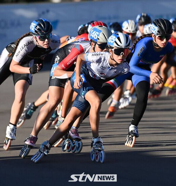27일 제천롤러스포츠경기장에서 치러진 '제20회 아시아 롤러스케이팅 선수권대회' 스피드 로드 여자 주니어 10,000m 포인트 결선에서 이태희(충북단성중, 165번)이 질주 중이다. /사진(제천)=김종원 기자