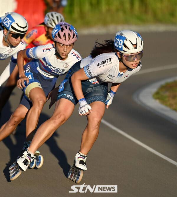 27일 오후 충북 제천송학로드경기장에서 치러진 '제20회 아시아 롤러스케이팅 선수권대회' 스피드 로드 여자 10,000m 포인트 결선에서 나영서(서울은평구청)가 레이스를 펼치고 있다. /사진(제천)=김종원 기자