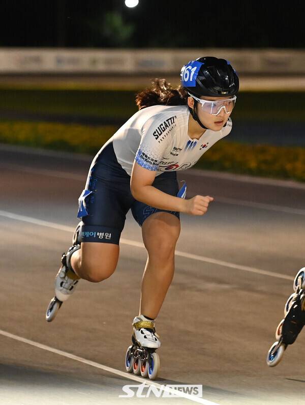 27일 제천롤러스포츠경기장에서 치러진 '제20회 아시아 롤러스케이팅 선수권대회' 스피드 로드 여자 주니어 1 Lap 결선에서 전하을(청주여상)이 질주 중이다. /사진(제천)=김종원 기자