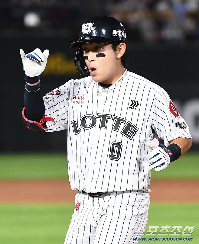 26일 부산 사직구장에서 열린 KIA와 롯데의 경기. 6회말 무사 1루 황성빈이 안타를 친 후 기뻐하고 있다. 부산=정재근 기자 cjg@sportschosun.com/2025.7.26/