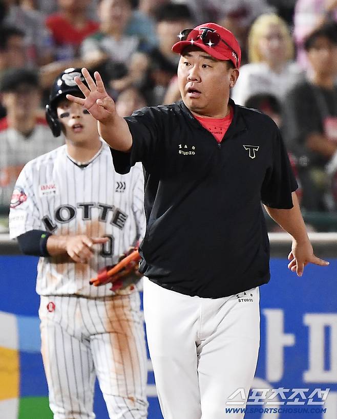 26일 부산 사직구장에서 열린 KIA와 롯데의 경기. 6회말 무사 1루 고승민의 번트 안타 때 황성빈이 3루까지 진루하는 과정에서 심판이 위즈덤의 주루방해를 선언했다. 비디오판독 후에도 판정이 바뀌지 않자 이범호 감독이 거칠게 항의하고 있다. 부산=정재근 기자 cjg@sportschosun.com/2025.7.26/