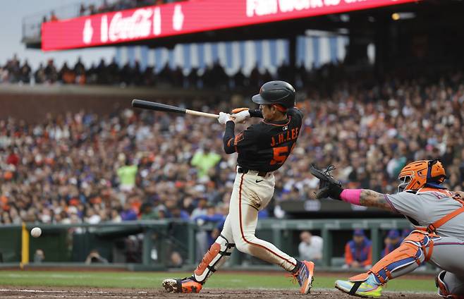 이정후가 27일(한국시각) 오라클파크에서 열린 뉴욕 메츠전에서 4회말 선제 타점을 올리는 2루수 땅볼을 치고 있다. EPA연합뉴스