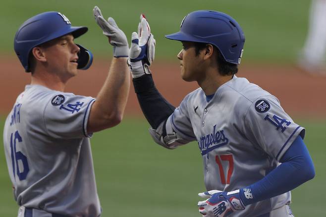 LA 다저스 오타니 쇼헤이(오른쪽)가 홈런 세리머니를 하고 있다. EPA연합뉴스