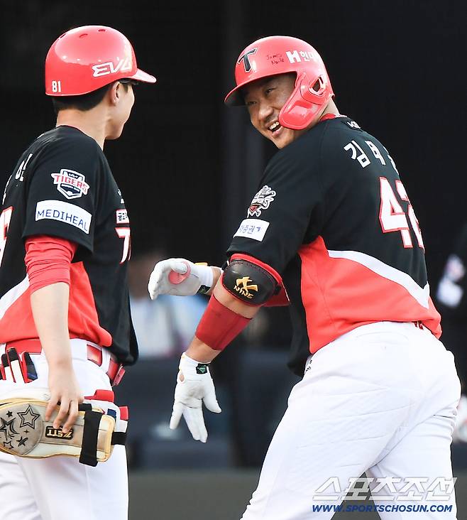 27일 부산 사직구장에서 열린 KIA와 롯데의 경기. 3회초 무사 김태군이 솔로포를 친 후 기뻐하고 있다. 부산=정재근 기자 cjg@sportschosun.com/2025.7.27/