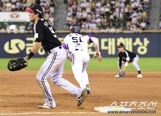 8회말 1사 1루. 2루를 향해 힘차게 내달리는 두산 조수행.
