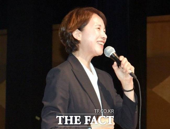 유은혜 전 장관이 김근태재단 수련회에서 인사말하고 있다. /페이스북 갈무리