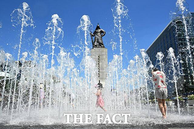 전국 대부분 지역에 폭염 특보가 내려진 27일 오전 서울 종로구 광화문광장 바닥분수를 찾은 아이들이 물놀이를 즐기며 더위를 식히고 있다. /남용희 기자