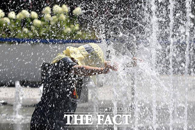 '무더위 탈출엔 시원한 물놀이!'