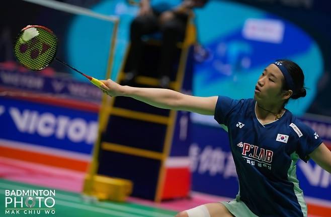 안세영이 26일 2025 차이나오픈 여자단식 4강전에서 오른무릎 쪽에 테이핑을 하고 중국의 한웨와 맞서고 있다. 사진/대한배드민턴협회