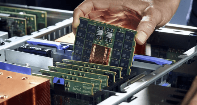 IBM의 P11 프로세서와 메모리 모듈이 결합된 보드(사진=IBM)