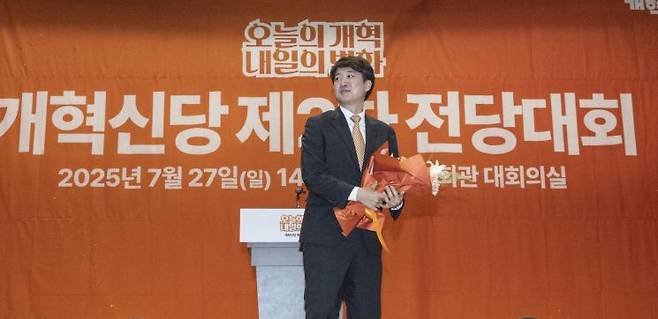 개혁신당 당 대표 선거에 단독 출마한 이준석 의원이 27일 국회의원회관 대회의실에서 열린 개혁신당 제2차 전당대회에서 당 대표로 확정된 뒤 단상에 올라서고 있다. 연합뉴스