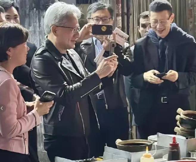 &nbsp;젠슨 황CEO가 "AI(인공지능)가 향후 5년 안에 지난 20년 동안 만들어낸 백만장자 수보다 더 많은 백만장자를 만들어 낼 것"이라고 예측했다.