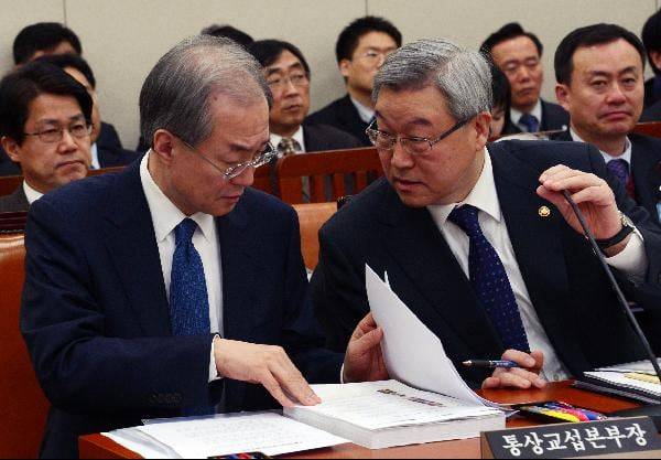 2013년 2월 4일 국회 외교통상위 전체회의에 참석한 김성환 외교통상부장관(오른쪽)이 통상교섭본부를 산자부로 이관하는 문제와 관련, 박태호통상교섭본부장과 대화하고 있다./조선일보