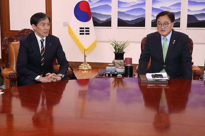 우원식(오른쪽) 국회의장이 지난해 서울 여의도 국회에서 조국 당시 조국혁신당 대표와 만나 대화하고 있다. /뉴스1