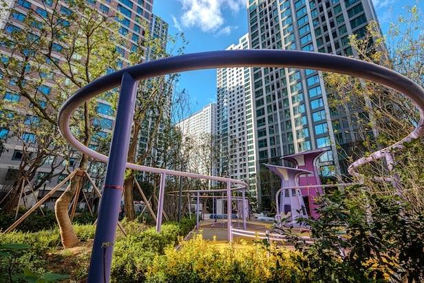 지난해 서울시가 미리내집 300가구를 공급한 서울 강동구 올림픽파크포레온 단지 내 놀이터. /서울시