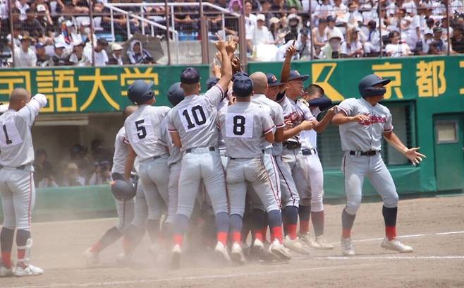 27일 일본 전국고교야구선수권대회 교토 지역 예선 결승에서 도바고를 3대2로 꺾고 기뻐하는 교토국제고 선수단/일본 고교야구닷컴
