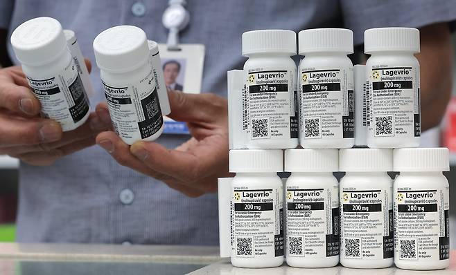 지난 5월 서울의 한 코로나 치료제 지정 약국에서 약국장이 코로나 치료제인 라게브리오를 정리하고 있다. /뉴스1