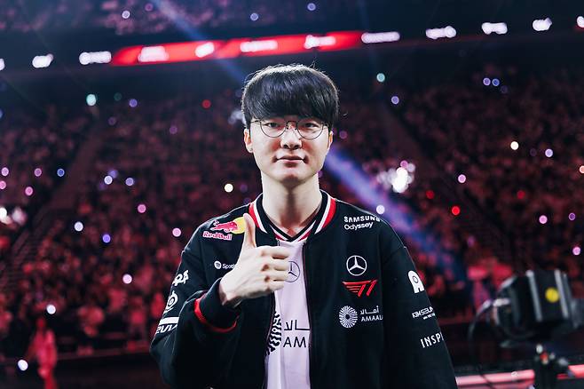 T1의 미드라이너 '페이커' 이상혁이 지난 25일 인천 인스파이어 아레나에서 열린 LCK(리그 오브 레전드 챔피언스 코리아) 경기에서 젠지를 2대1로 꺾고 엄지를 들어보이고 있다. /T1