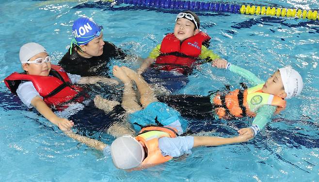 15일 대전 남선중학교 수영장에서 갑천초 4학년 학생들이 생존수영을 배우고 있다. /뉴스1