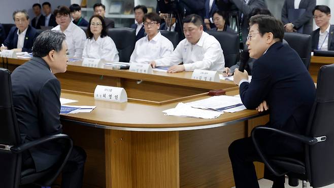 이재명 대통령이 지난 25일 경기 시흥시 SPC 삼립 시흥 공장에서 열린 산업재해 근절 현장 노사간담회에서 허영인 SPC그룹 회장(왼쪽)과 논의하고 있다. /연합뉴스