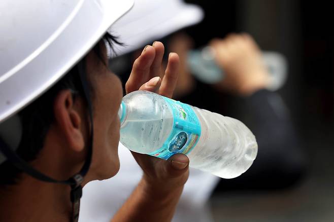 광주 북구청 신관 공사현장에서 작업자들이 쉬는 시간 수분을 섭취하고 있다./광주 북구 제공