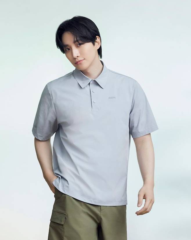 네파의 모델인 이준호가 '아이스테크쉘 우븐 반팔 폴로 티셔츠'를 착용하고 포즈를 취하고 있다.ⓒ네파
