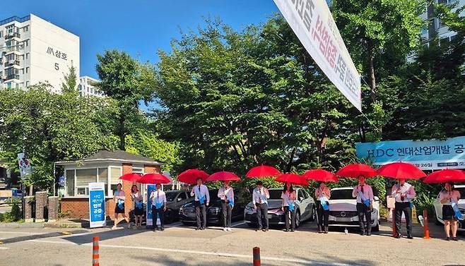 지난 25일 서울 서초구 방배신삼호 아파트 앞에서HDC현대산업개발 임직원들이 수주를 위한 조합원 대상 도열 인사를 진행하고 있다. ⓒ HDC현대산업개발