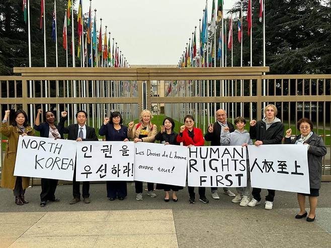 지난해 10월 스위스 제네바에서 북한 인권 향상을 촉구하는 시위를 벌이고 있는 김은주 씨(가운데).