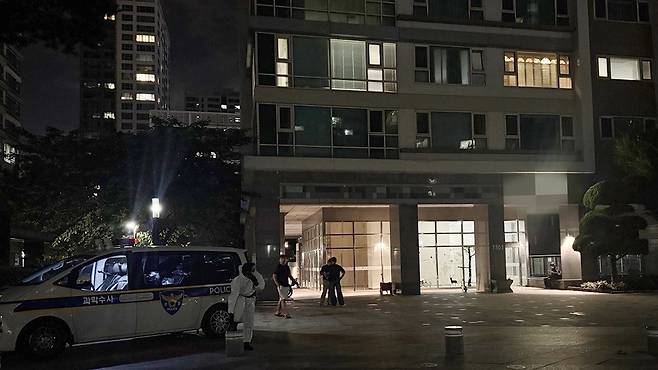 지난 21일 총기사고가 발생한 인천 송도국제도시 아파트 단지에 경찰 수사관들이 출동해 수습작업을 하고있다.2025.7.21/뉴스1 ⓒ News1