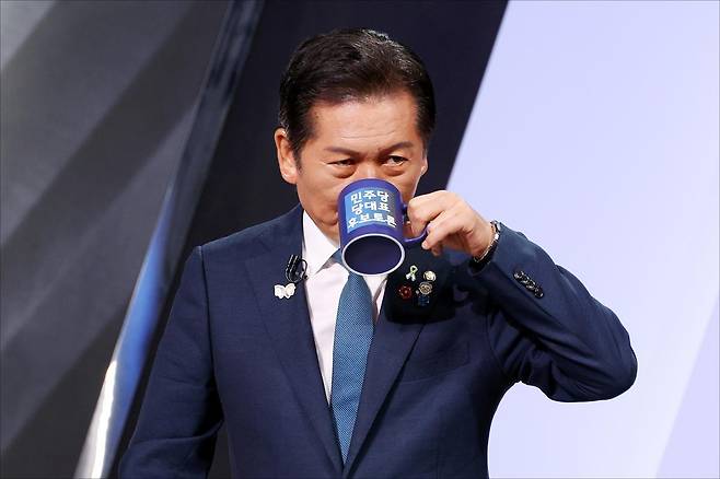 정청래 더불어민주당 당대표 후보가 27일 오후 서울 여의도 KBS 신관 공개홀에서 열린 TV토론회에 참석해 물을 마시고 있다. 2025.07.27.  뉴시스