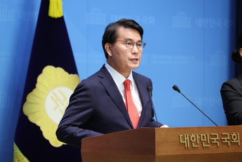 윤상현 국민의힘 의원이 지난 24일 서울 여의도 국회 소통관에서 최근 자신이 주최한 토론회 관련 논란에 대해 기자회견을 하고 있다.    [연합뉴스]