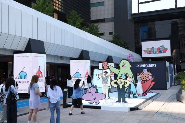 서울 코엑스 갤럭시 체험존 방문객들이 ‘갤Z폴드7∙Z플립7‘으로 아티스트 ’장 줄리앙‘의 캐릭터와 함께 인증샷을 촬영하고 있다. 삼성전자 제공