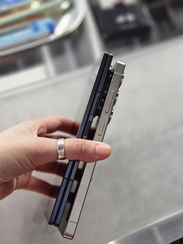 ‘갤럭시Z폴드7’(왼쪽)과 ‘갤럭시S25울트라’의 두께를 비교한 모습. 김나인 기자