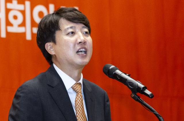 개혁신당 당대표 후보에 단독 입후보해 당선된 이준석 의원이 27일 국회의원회관 대회의실에서 열린 개혁신당 제2차 전당대회에서 정견 발표를 하고 있다. [연합뉴스]