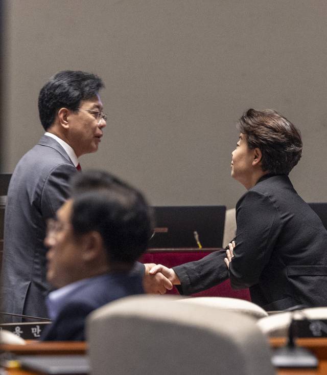 국민의힘 송언석(왼쪽) 비상대책위원장 겸 원내대표와 윤희숙 혁신위원장이 지난 7월23일 국회 본회의 직후 다시 열린 국민의힘 의원총회에서 만나 악수하고 있다.<연합뉴스>