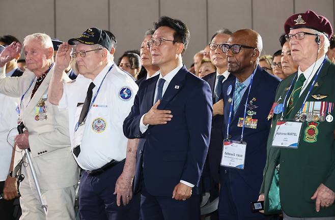 김민석 국무총리가 27일 경기도 고양시 킨텍스에서 열린 유엔군 참전의 날 기념식에서 국기에 경례하고 있다. 연합뉴스.