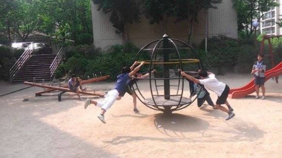 요즘 놀이터에서 사라진것 .jpg