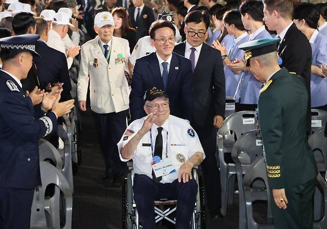 김민석 국무총리가 27일 경기도 고양시 킨텍스에서 열린 유엔군 참전의 날 기념식에서 참전용사의 휠체어를 직접 밀며 입장하고 있다. 공동취재단