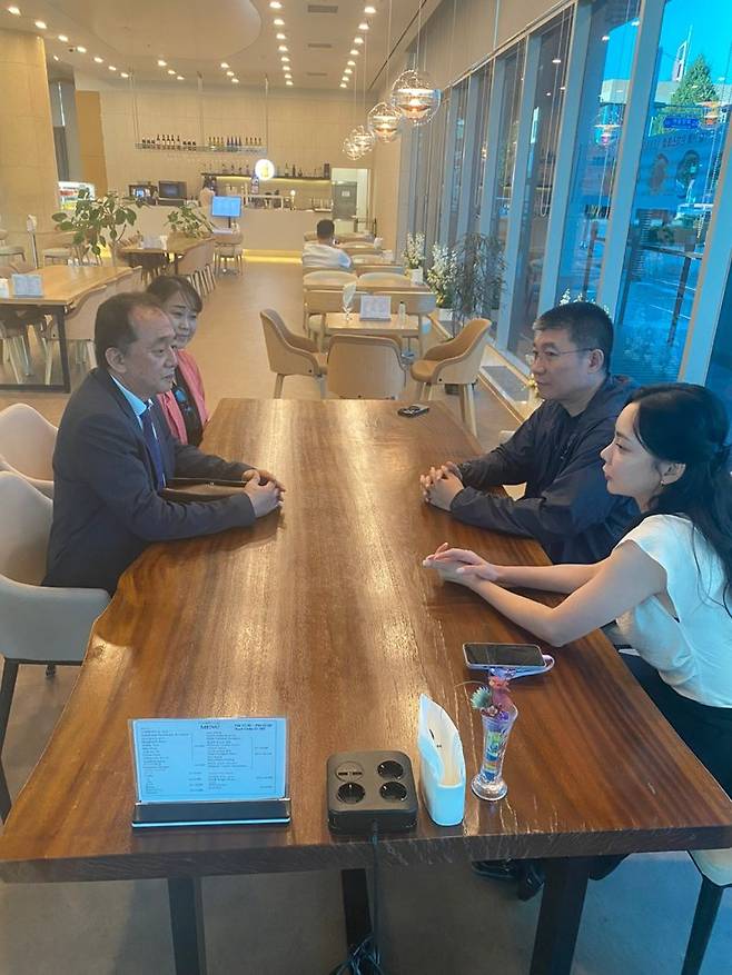 손정우 한국연극협회 이사장(왼쪽), 중국 계림예술제 조직위원회 총괄 책임자인 하오룽 중국 중앙희극학원 원장(오른쪽 두번째), 김보연 총괄 프로듀서(오른쪽 끝)가 27일 한국연극제가 끝난 뒤 인천 하버파크 호텔에서 한중 연극 등 예술 교류에 대해 대화를 나누고 있다.중국중앙희극학원 제공