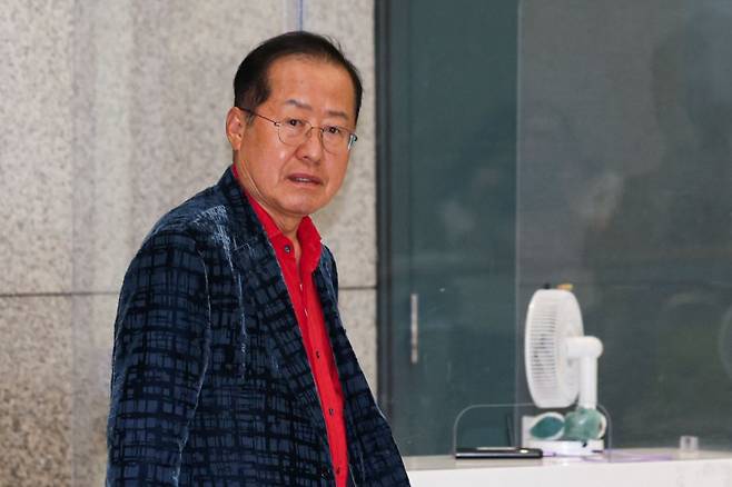 국민의힘 대선 후보 경선에서 탈락한 뒤 정계 은퇴를 선언하고 하와이에서 체류하던 홍준표 전 대구시장이 지난 6월 17일 인천 중구 인천국제공항 제1터미널을 통해 귀국하고 있다. /사진=뉴시스