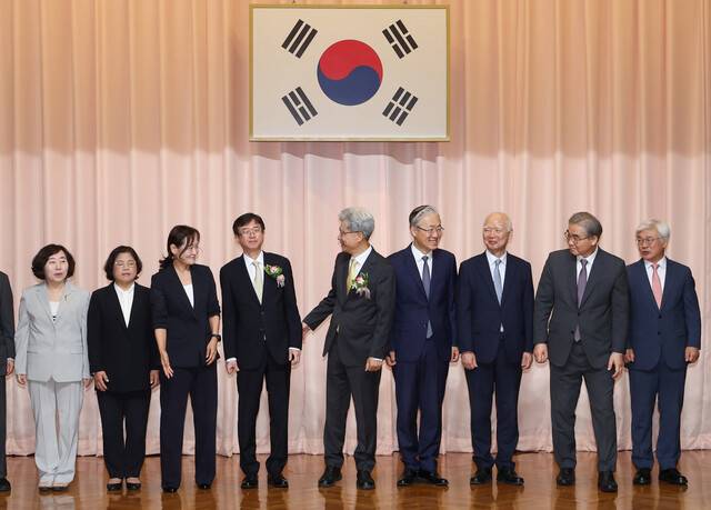 김상환 신임 헌법재판소장(왼쪽 다섯째)이 7월24일 오전 서울 종로구 헌법재판소에서 열린 취임식에서 기념사진을 찍은 뒤 오영준 신임 헌법재판관(왼쪽 넷째)과 이야기를 나누고 있다. 이날 김 헌재소장과 오 재판관이 취임하면서 헌재는 9인 체제를 회복했다. 4월 18일 문형배 전 헌재소장 권한대행과 이미선 전 재판관 퇴임 뒤 석 달 만이다. 왼쪽부터 정계선·김복형·정정미·오영준 재판관, 김 헌재소장, 김형두·정형식·조한창·마은혁 재판관. 백소아 기자 thanks@hani.co.kr