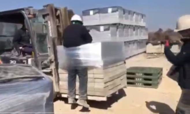 전남 나주 한 벽돌 공장에서 한국인 노동자들이 스리랑카인 노동자를 지게차 화물에 묶고 끌고 다니는 모습. 전남이주노동자인권네트워크 제공