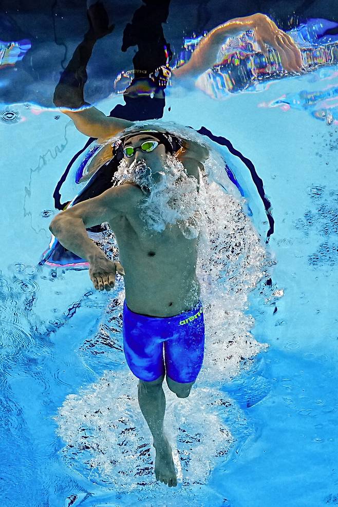 김우민이 27일 열린 세계수영선수권대회 남자 400m 예선에서 역영하고 있다. 싱가포르/로이터 연합뉴스